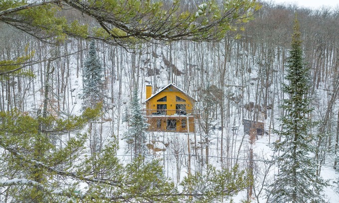 Les Pays-d'en-Haut Regional County Municipality Ski Chalet | Spa - Nature - Ski - Plage