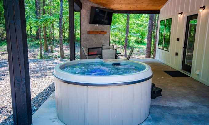 Broken Bow Cabin | Spa Room & Hot Tub in 5 Star Accommodations