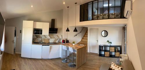 Hyeres City Centre Apartment | Spacieux duplex, vue mer et belle terrasse