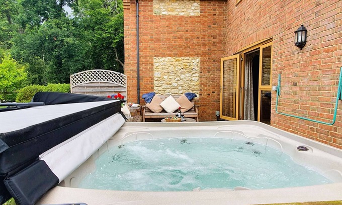 Woolland Cottage | Spacious Rural Cottage Stay with Hot Tub – Jasmine at The Victorian Barn Dorset