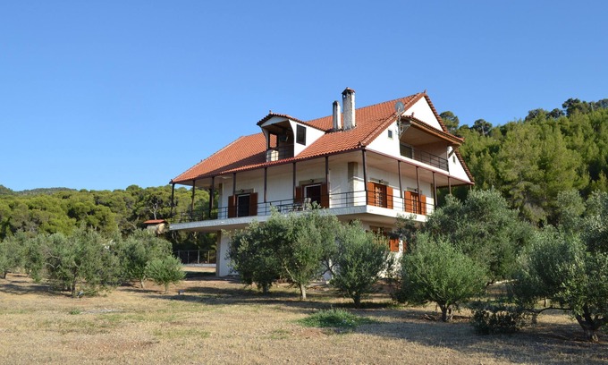 Loutraki-Agioi Theodoroi House | Spacious Villa in nature with a swimming pool !