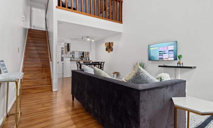 George Bush Park/Eldridge Condo | Spacious 1 bed 1 1/2 Bath With A Large Study that sleeps for 5