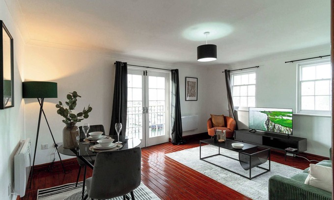 Whitehaven Apartment | Spacious 1 Bed Harbour-side Apartment with Balcony