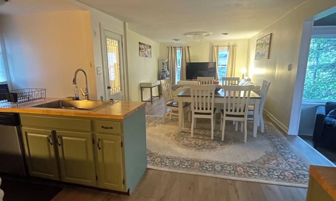 Utica Apartment | Spacious 1-bedroom apartment with AC, WiFi in Utica