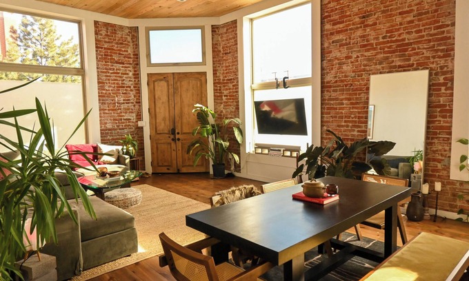 Lincoln Park Apartment | Spacious 1-Bedroom Gallery
