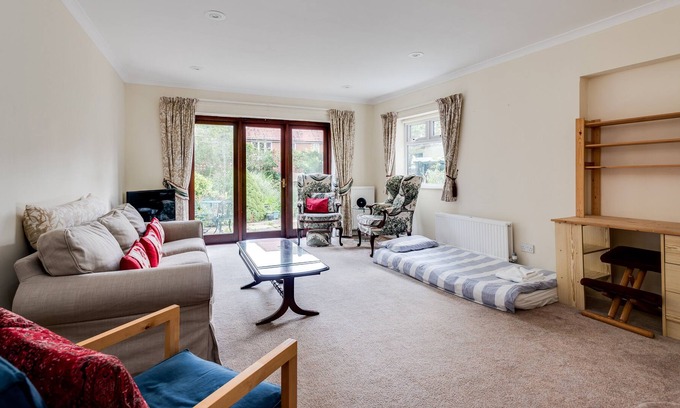 Yarnton Apartment | Spacious 1-Bedroom Flat with garden & free parking