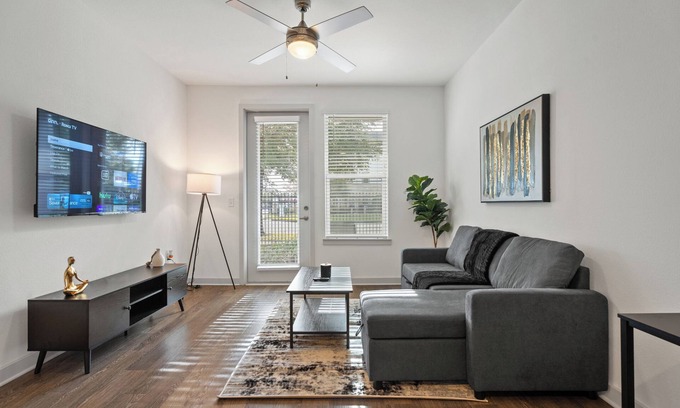 Arlington Apartment | Spacious 1 BR Apt/King Bed/Pool/Gym/Close 2 Beach
