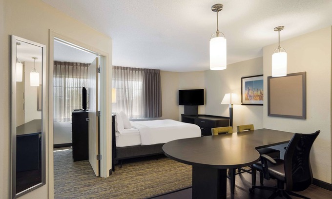 Newport News Hotel | Spacious 1BR Suite | 2 Queens & Kitchen | Parking Included