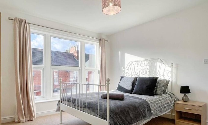 Crewe Apartment | Spacious 2-bed Apartment in Crewe | Ideal for Business | FREE Parking - Sleeps 3