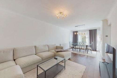 Ealing Broadway Apartment | Spacious 2 Bed Apartment with Free Parking in Ealing
