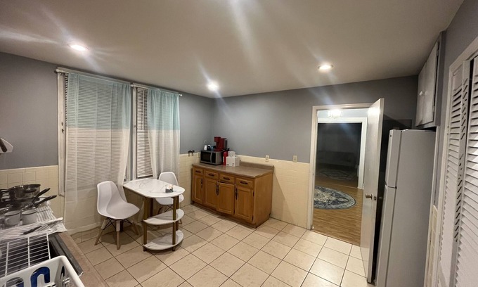 Upper Roseville Apartment | Spacious 2 bedroom , 1 bath - 3 beds , comfortably sleeps 4