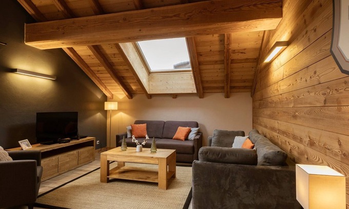 Valloire Apartment | Spacious 2-Bedroom Apartment for 6, Ski-in/Ski-out, Pet-Friendly, West Facing in Valloire