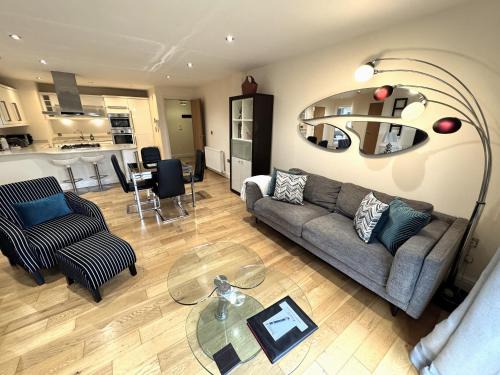 Windsor Apartment | Spacious 2-Bedroom Apartment with Parking in Windsor 4LA