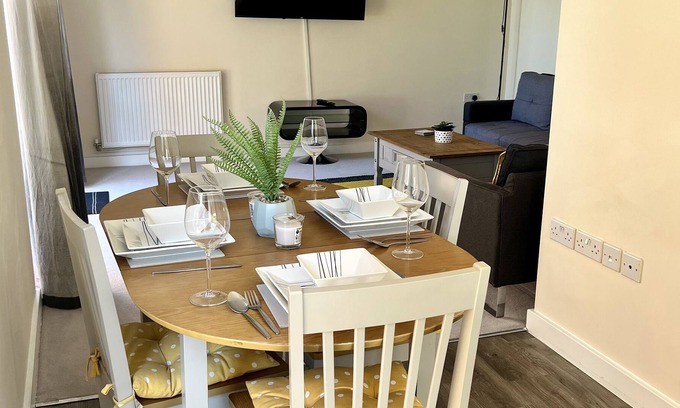 Chatham House | Spacious 2-bedroom house with free parking and Wifi