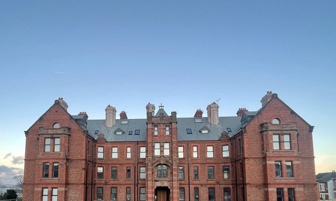 Wallasey Apartment | Spacious 2 Bedroom Waterfront Apartment