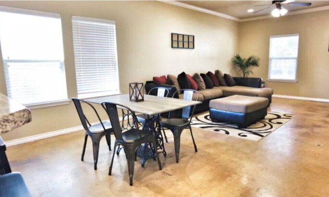 Wellborn House | Spacious - 2 BR & 2 BA - Mins from TAMU