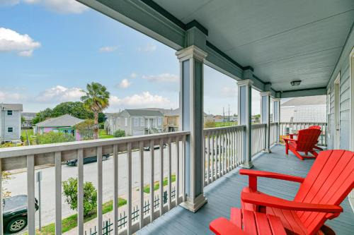 San Jacinto House | Spacious 2-story house nestled just 3 blocks away from the picturesque seawall