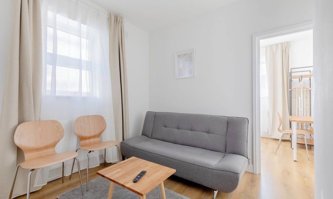 Custom House Apartment | Spacious 2BD Flat, Short Walk from ExCel London