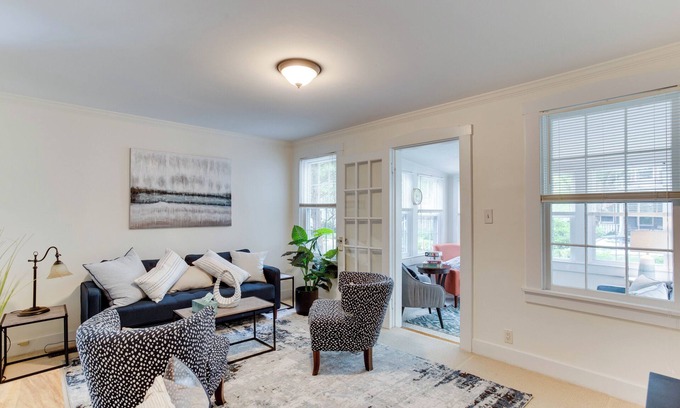 Old Town West Apartment | Spacious 2BR 2Level Apt - Walkable to metro!