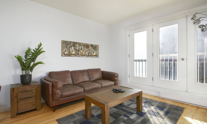 Quartier des Spectacles Apartment | Spacious 2BR Downtown Montreal | King + Queen Beds | High End Appliances