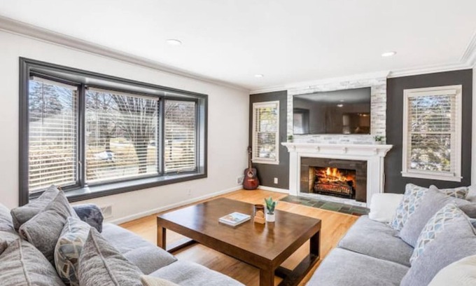 Grosse Pointe House | Spacious 3 BR Modern Home in Grosse Pointe Park