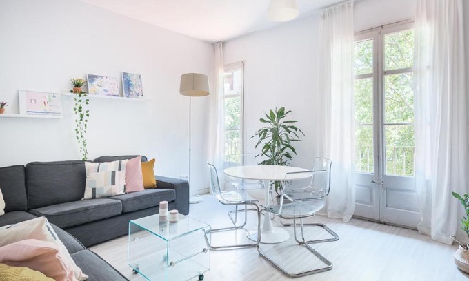 Sant Antoni Apartment | Spacious 3 bed Apt in the heart of Sant Antoni, Barcelona