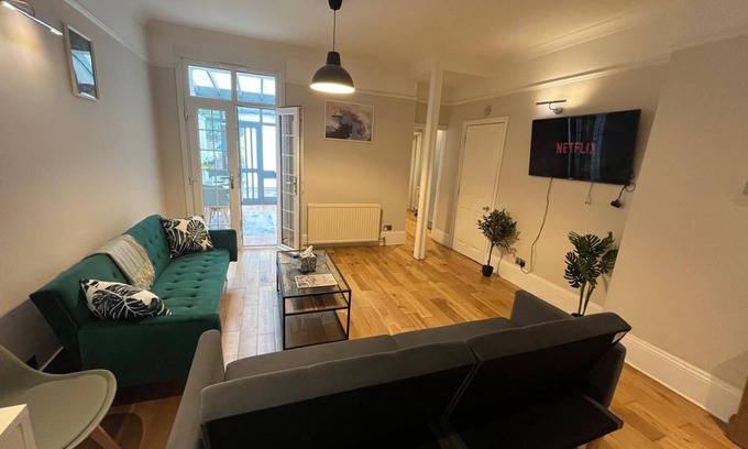London Borough of Hounslow House | Spacious 3 Bed Entire Home, 15mins to Central London - Garden & Train Station
