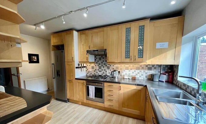 Cambridge House | Spacious 3 bed family home with garden and parking