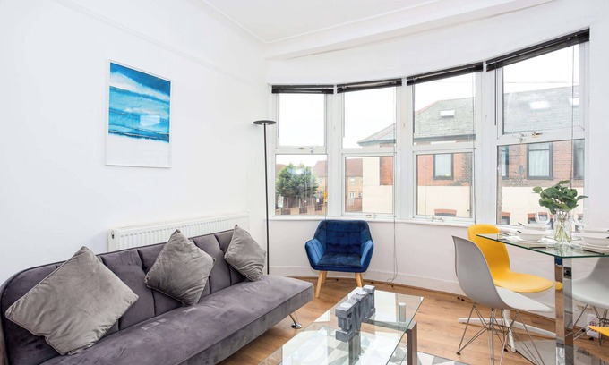 Southend-on-Sea House | Spacious 3 Bedroom Home with Parking in Southend
