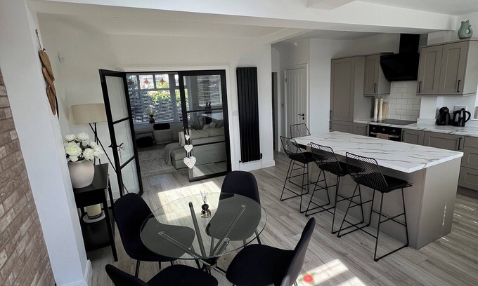 Salford House | Spacious 3 Bed Home in Salford
