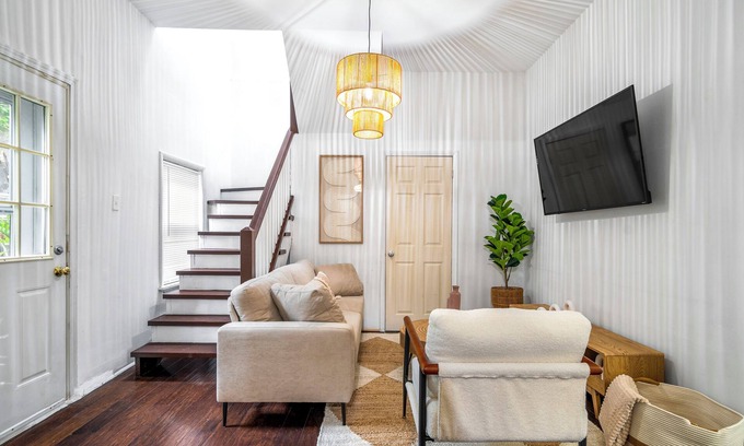 Lakeview Apartment | Spacious 3-bedroom apartment 5 min from Wrigleyville