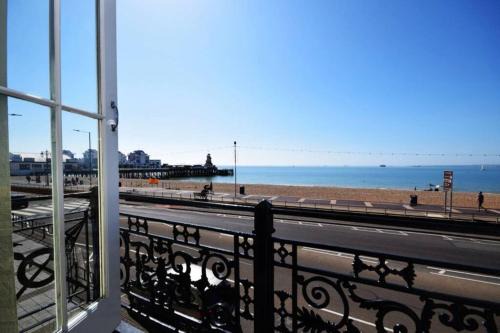 Southsea Apartment | Spacious 3 bedroom Beachfront property with amazing sea views!