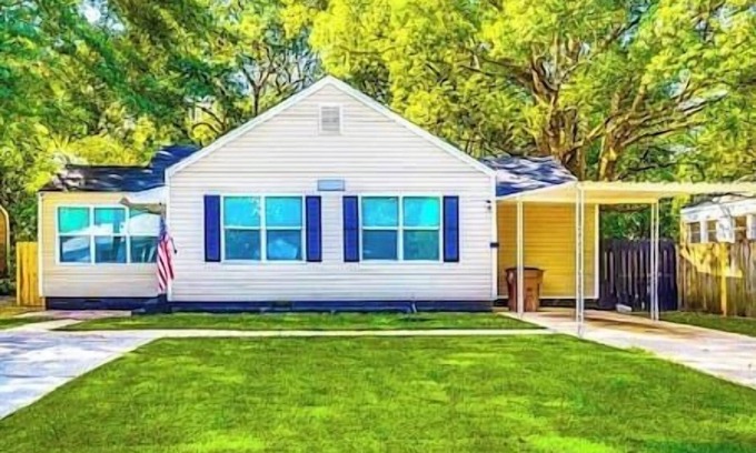 Mobile House | Spacious 3 Bedroom in midtown Mobile, AL