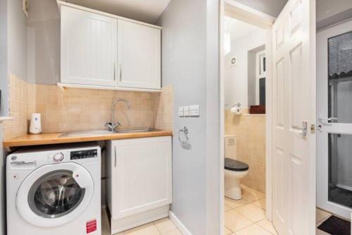 Kidlington House | Spacious 3 BR House Kidlington near Oxford, Airport, Bicester, Blenheim & Cotswold