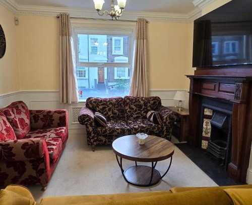 New Cross Apartment | Spacious 3 Double Bedroom Property in South East London