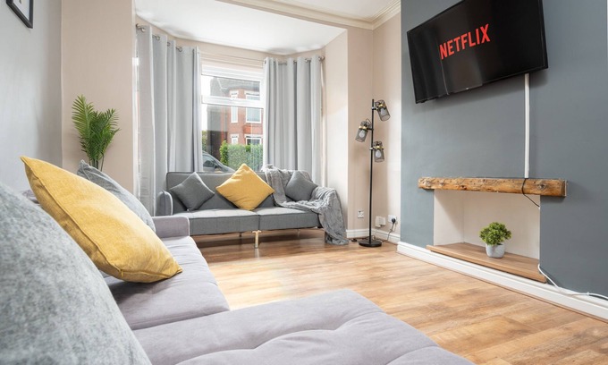 Salford House | Spacious 3-Bed House | Pool Table | Free Parking!