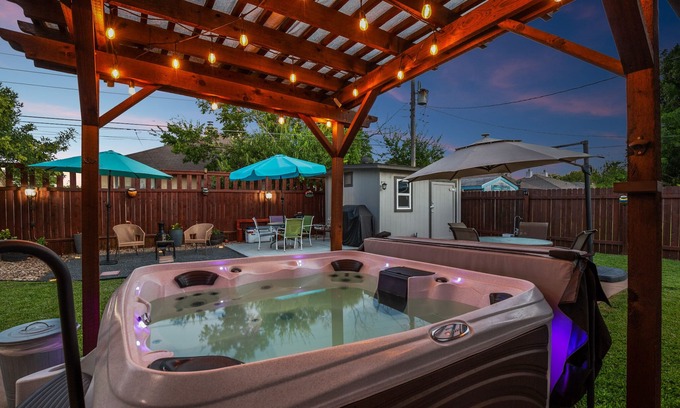 The Woods House | Spacious 3bdrm w/hot tub 20 mins from DT Austin