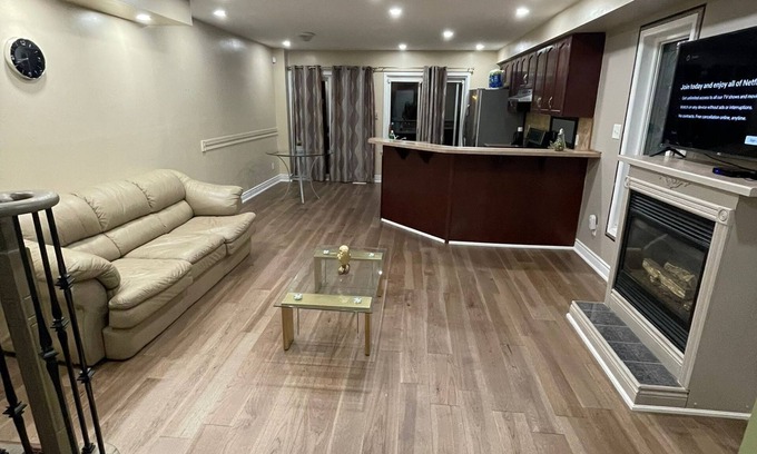 East Credit House | Spacious 3bedroom house