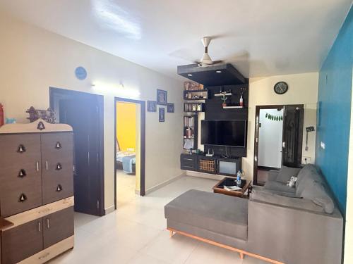 Palani Apartment | Spacious 3BHK Mountain View -walk to palani temple