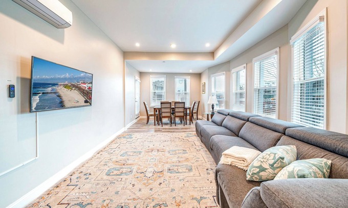 North End Condo | Spacious 3BR/2BA Condo - 5 Min Walk to Beach/Boardwalk. 2 Min to Shops Downtown