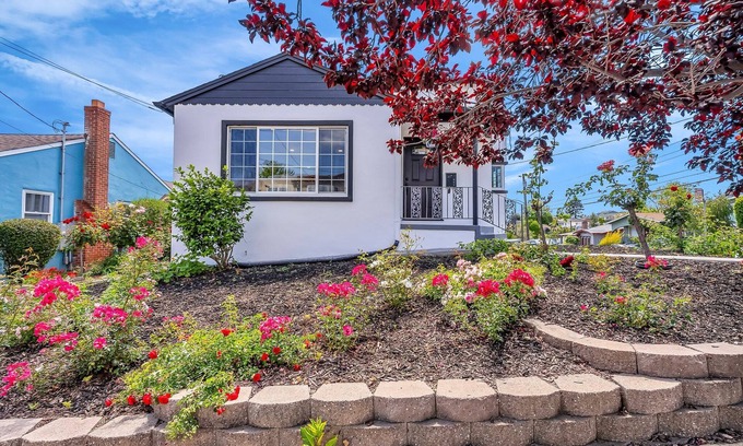 Maxwell Park House | Spacious 3BR 2BA house with WiFi in Oakland