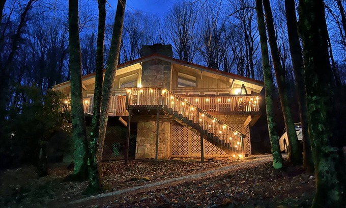 Beech Mountain Cabin | Spacious 3BR/3BA Cabin Only 0.5 Miles From Slopes!