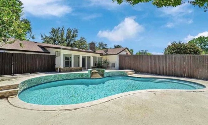 Richardson House | Spacious 3BR Oasis Pool, Fire Pit & Family Fun