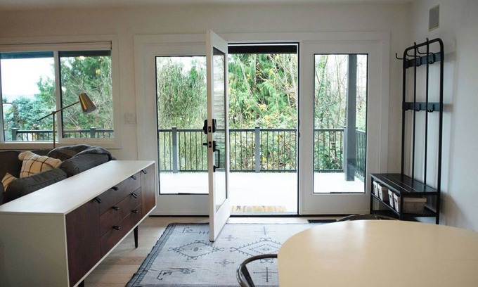 View Ridge House | Spacious 4 bed, 2 bath house in N.E. Seattle with available for the holidays!