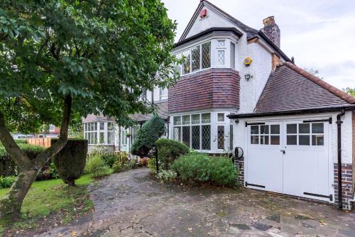 Moseley House | Spacious 4-Bed Family Home with Garden Parking Pass the Keys
