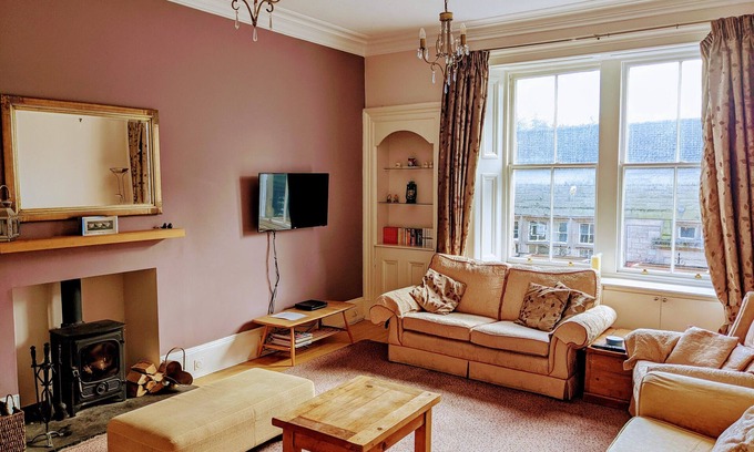 Jedburgh Apartment | Spacious 4 Bed Maisonette on Scottish Borders High Street