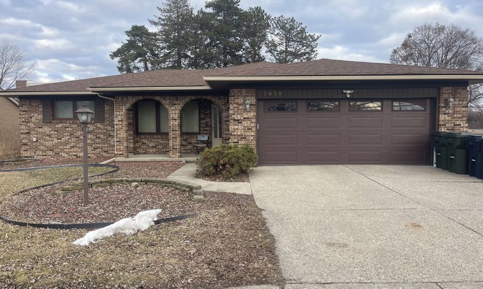 Sterling Heights House | Spacious 4 bedroom 7 beds house with AC, WiFi in welcoming Sterling Heights