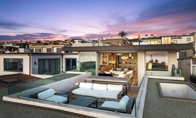 Sand Section House | Spacious 4-bedroom home in Manhattan Beach with Ocean Views