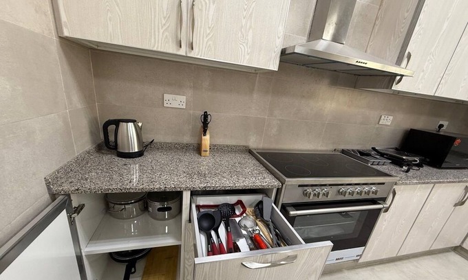 Abu Dhabi Apartment | Spacious 4-bedroom apartment with WiFi, AC in terrific Shakhbout City