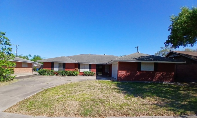 Bay Area House | Spacious 4-bedroom house with WiFi, AC in awesome South Central Corpus Christi